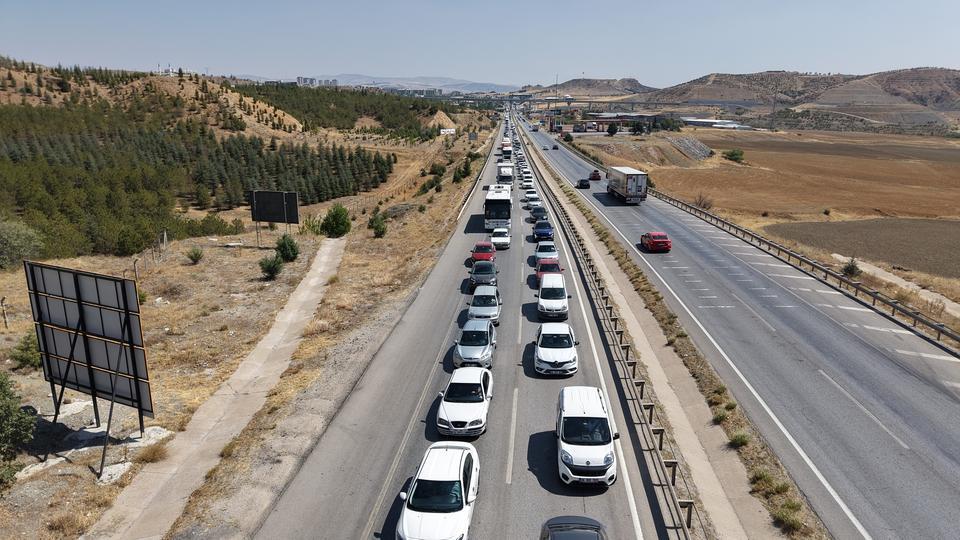 43 ilin geçiş güzergahında trafik durma noktasına geldi: Kilometrelerce araç kuyruğu oluştu