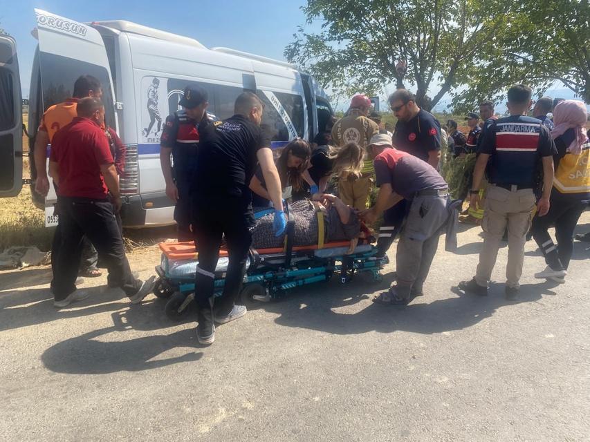 ALAŞEHİR'DE İŞÇİ MİNİBÜSÜ AĞACA ÇARPTI: 14 YARALI