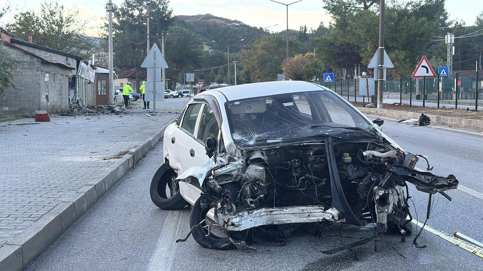 Feci kazada otomobilin motoru yerinden koptu