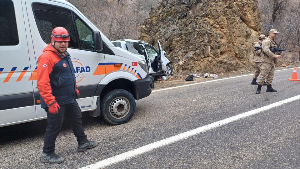 TUNCELİ'DE FECİ KAZA: OTOMOBİL KAYAYA ÇARPTI 1, ÖLÜ 5 YARALI