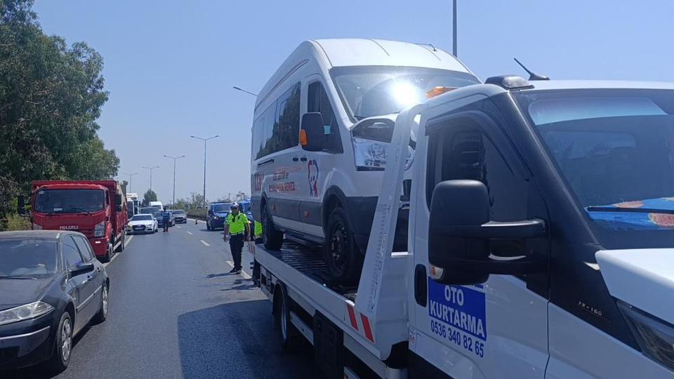 Öğrenci servisi otel servisine arkadan çarptı: 6 yaralı