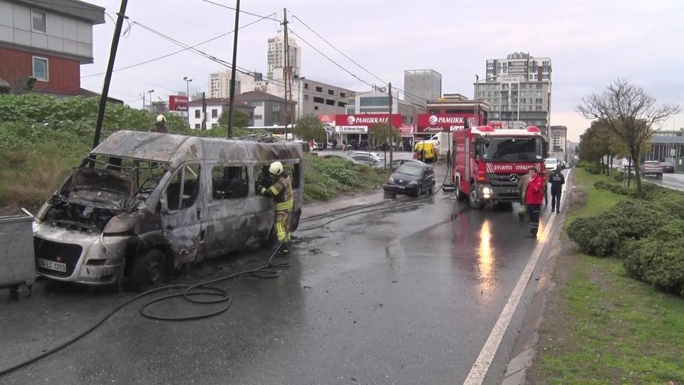 Servis minibüsü yanarak küle döndü