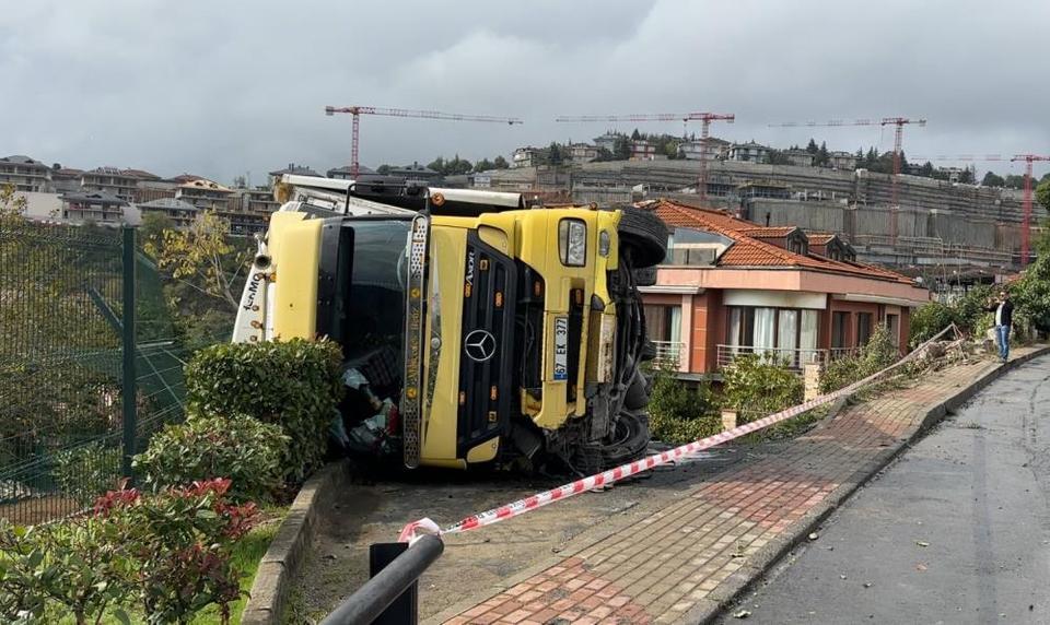 Sürücüsünün direksiyon hakimiyetini kaybettiği tır devrildi