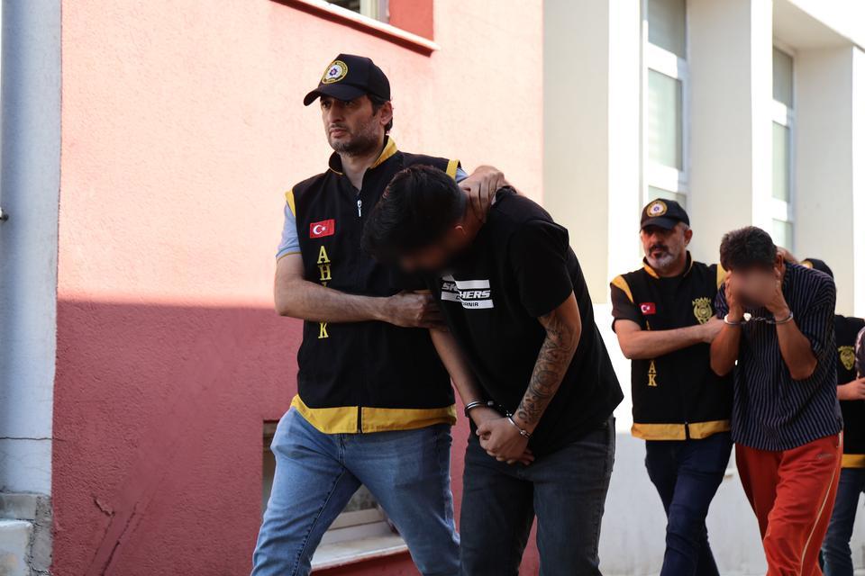 ADANA MERKEZLİ FUHUŞ OPERASYONU: 17 TUTUKLAMA FUHUŞ OPERASYONUNDAKİ ŞÜPHELİLERİN BANKA HESAPLARINDA 210 MİLYON LİRALIK PARA HAREKETLİLİĞİ ORTAYA ÇIKTI