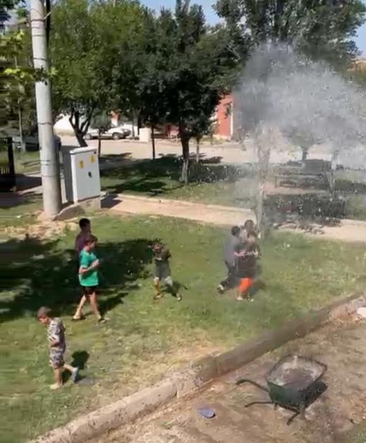 Sıcaktan bunalan çocuklar tazyikli suyla serinledi