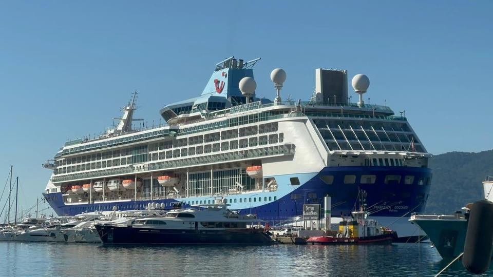 Dev gemi 2 bin 500 yolcusu ile Marmaris Limanı’na demirledi