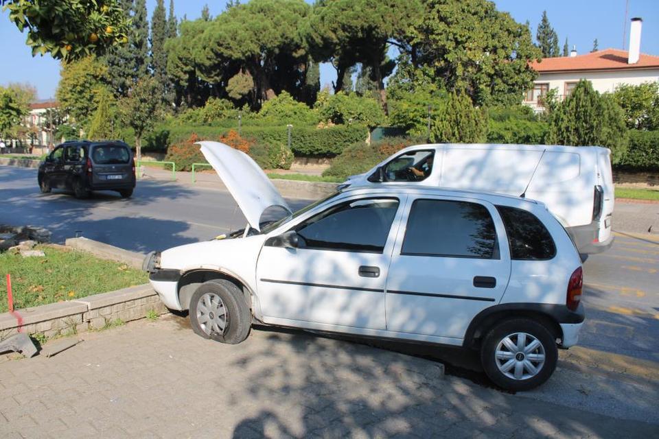 Aydın'da ehliyetsiz sürücü refüje çarptı: Yaralılar var