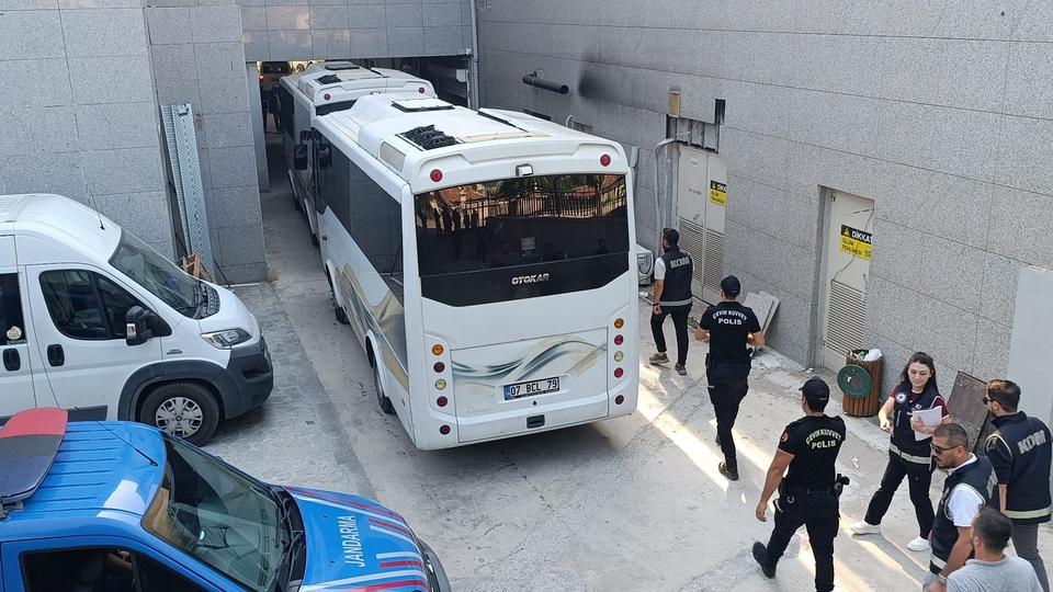 MANAVGAT BELEDİYESİ'NDEKİ RÜŞVET, İRTİKAP VE ZİMMET OPERASYONUNDA ŞÜPHELİLER ADLİYEYE SEVK EDİLDİ