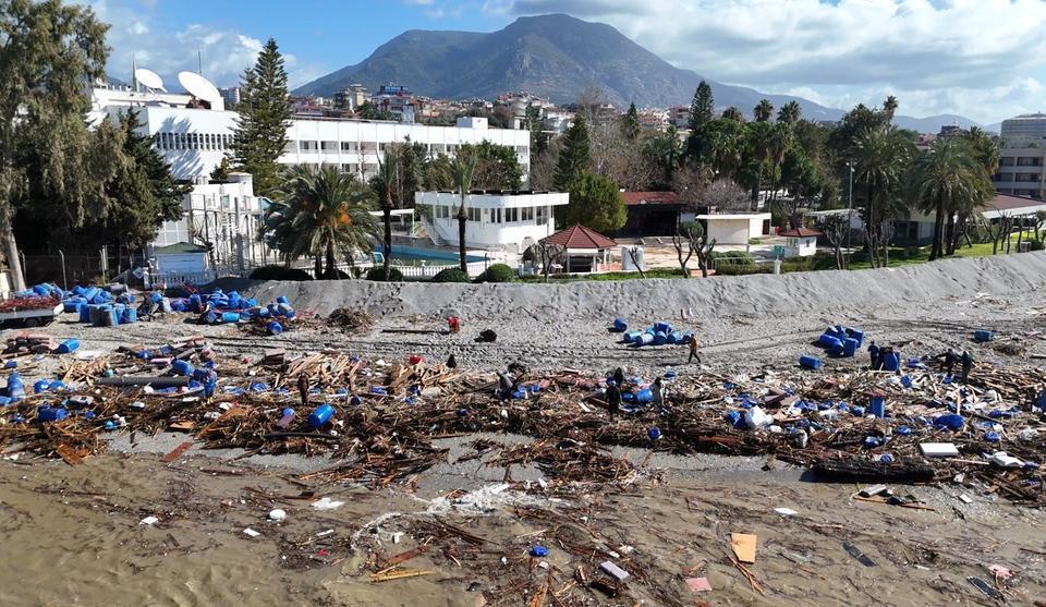 Taşan çaydaki işletme yıkıldı