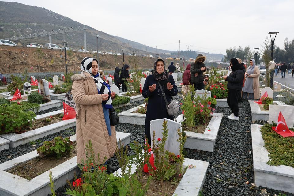 DEPREMDE GELİNİ VE 3 TORUNUNU KAYBEDEN ATRAK KALEŞ: "1 YILLIK BİNA 3 SANİYEDE ÇÖKER Mİ?"