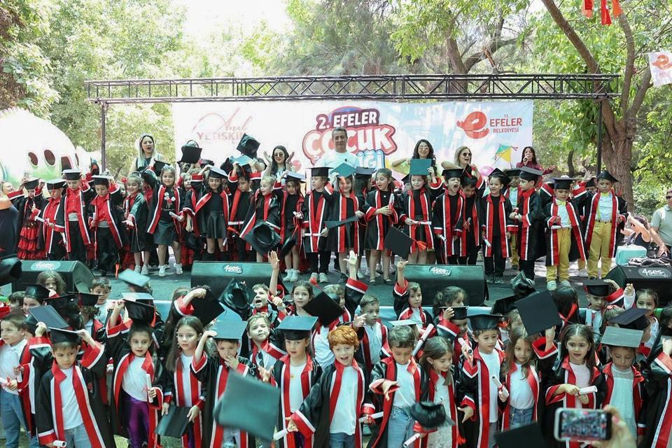 Efeler'in minikleri Çocuk Şenliği'nde bir araya geldi