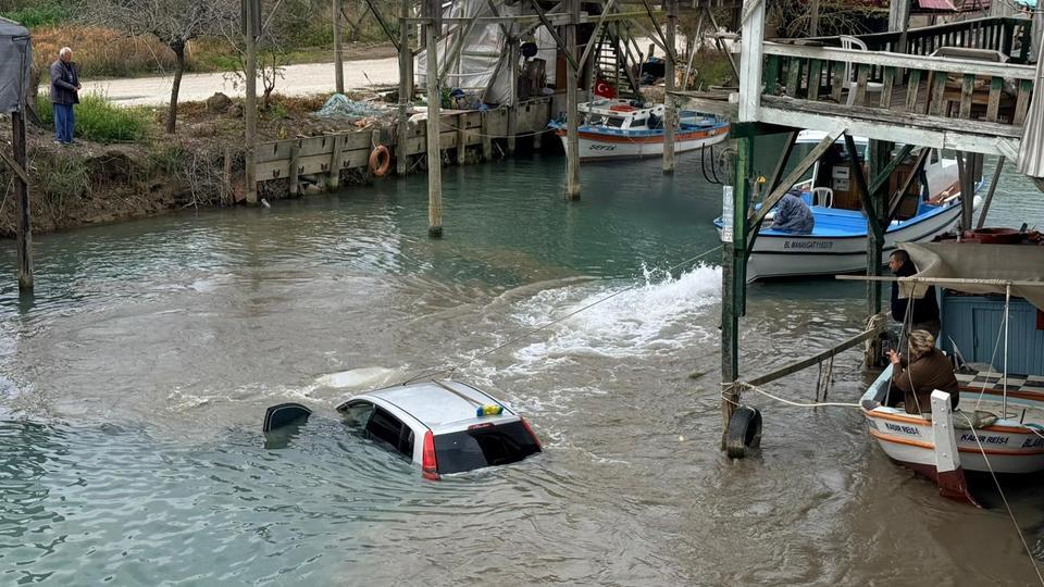 Kontrolden çıkan otomobil ırmağa uçtu