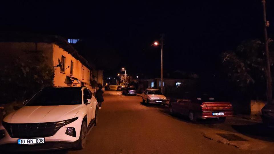 Sındırgı peş peşe depremlerle sarsıldı