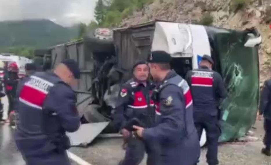 Yolcu otobüsü devrildi: İlk belirlemelere göre 1 ölü, 7 yaralı