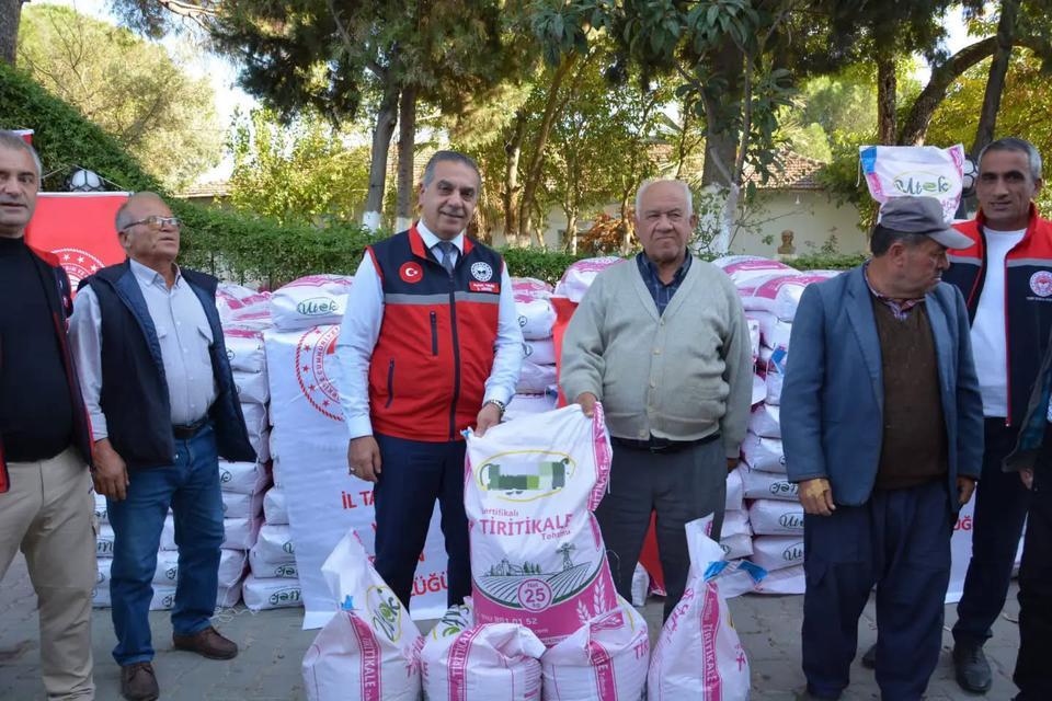 Çine’de 40 üreticiye 5,5 ton tohum dağıtıldı