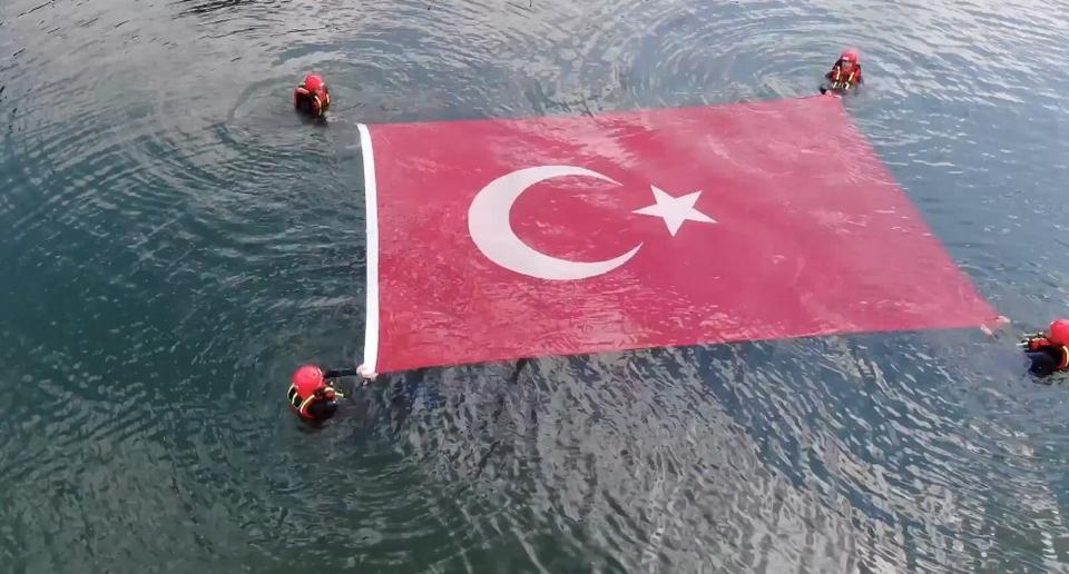 Gölün içinde dev Türk bayrağı açtılar