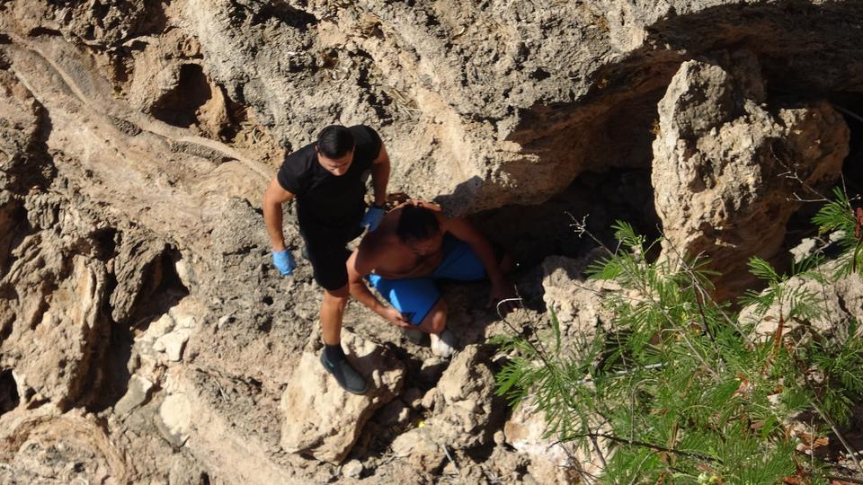 ANTALYA'DA KAYIP OLARAK ARANAN KADININ CANSIZ BEDENİ 35 METRELİK FALEZLERİN DİBİNDE BULUNDU GÜVENLİK KAMERALARINDAN GİDİŞ YÖNÜ TAKİP EDİLDİ, ÖLÜM HABERİNİ ALAN EŞİ GÖZYAŞLARINA BOĞULDU
