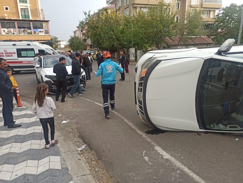 Bingöl’de otomobil ile pikap çarpıştı: 2 yaralı