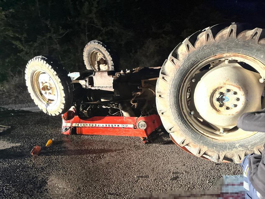 Devrilen traktörün altında kalan sürücü hayatını kaybetti