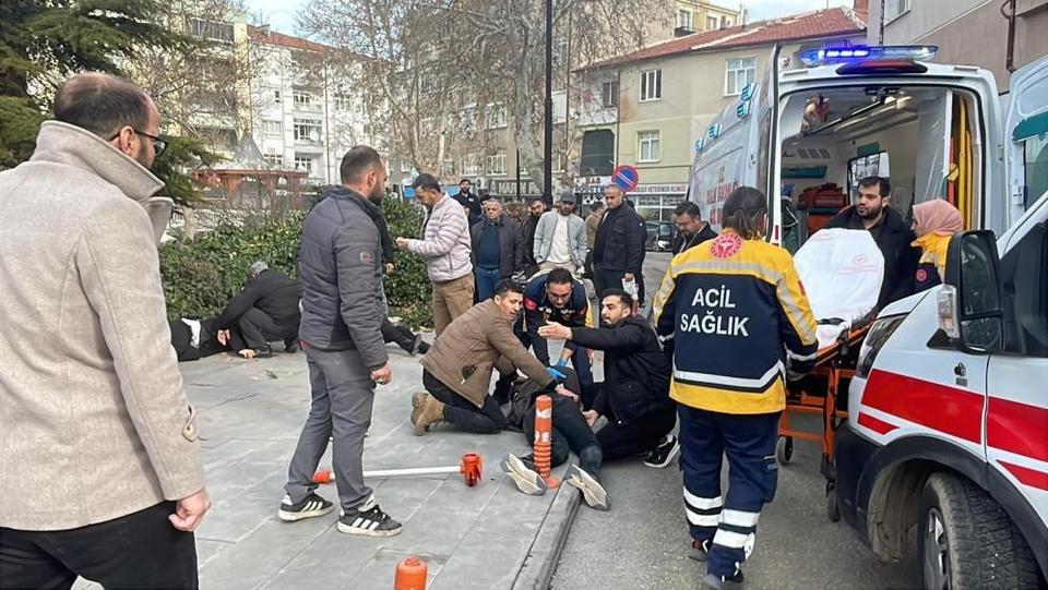 Baba ve 3 oğlu sokak ortasında silahla vuruldu