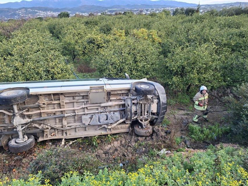 Öğrenci servisi bahçeye uçtu: 9 yaralı