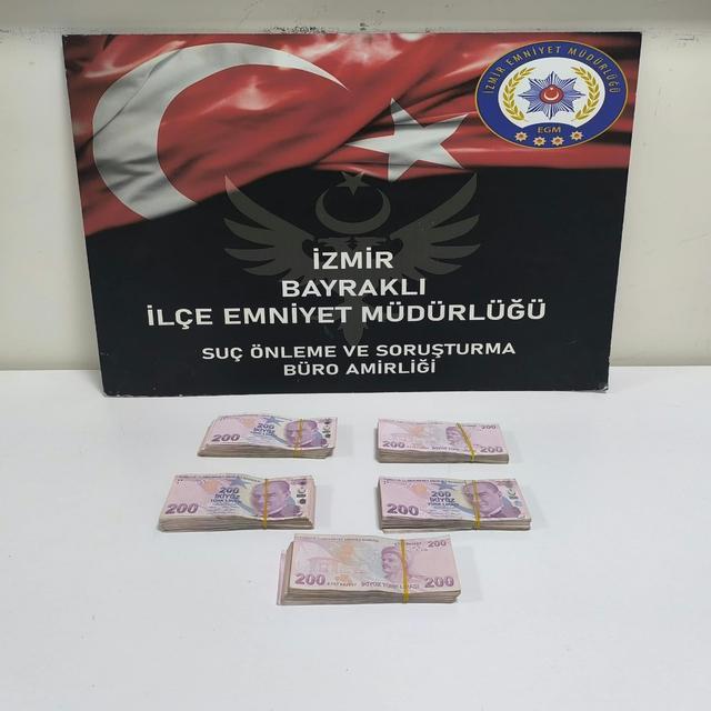 NOTER ÇIKIŞI DÜŞÜRÜLEN 100 BİN LİRAYI BÖYLE ALIP KAÇTI DÜŞEN PARAYI CEBE İNDİRİP KAÇAN ŞÜPHELİYİ KAMERA YAKTI