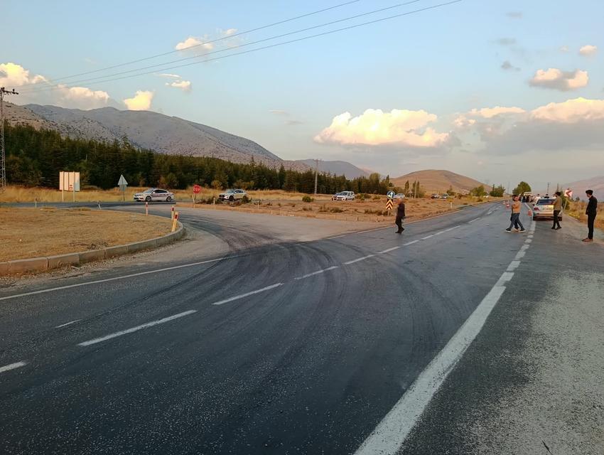 Otomobille çarpışan motosiklet sürücüsü hayatını kaybetti