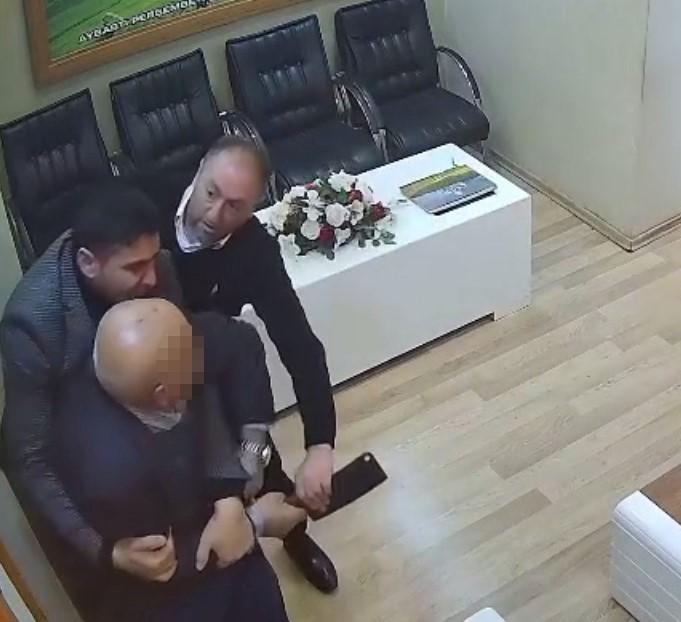 Belediye başkanının sekreterine satırla saldırdı