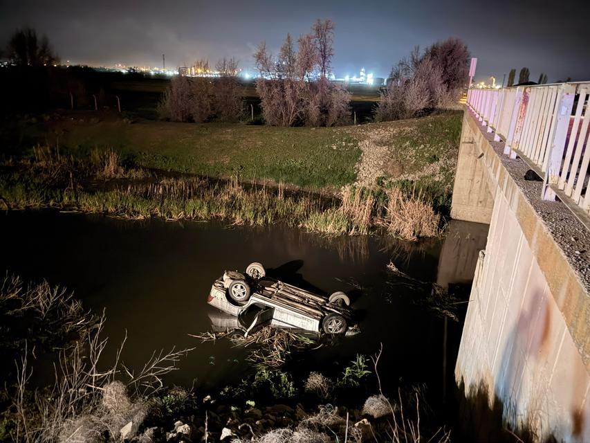 KÖPRÜDEN ÇAYA UÇAN OTOMOBİLDE 4 KİŞİ YARALANDI