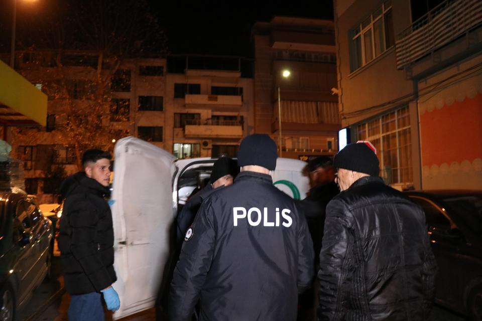 Asırlık çınar alevlerin arasında can verdi