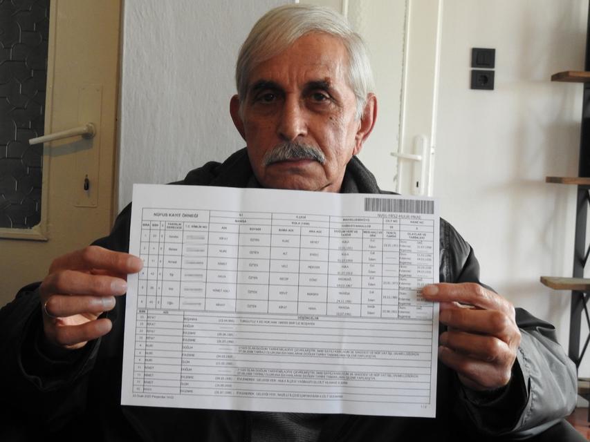 AZİZ NESİN'İN ROMANI MANİSA'DA GERÇEK OLDU NÜFUSA GÖRE HAYATTA TAPU KAYITLARINA GÖRE ÖLÜ "ŞAKA GİBİ BİR OLAY YAŞIYORUM" DİYEN MANİSALI 74 YAŞINDAKİ RIFAT ÖZTEN AİLEDEN KALAN ARAZİLERİ KARDEŞLERİNE PAYLAŞTIRMAK İÇİN GİTTİĞİ KULA TAPU MÜDÜRLÜĞÜNDE ÖLÜ OLDUĞUNU ÖĞRENDİ TAPU DAİRESİNİN KAYITLARINA GÖRE ÖLÜ OLDUĞUNU ÖĞRENEN RIFAT ÖZTEN YAŞADIĞINI KANITLAMAK İÇİN ADLİ İŞLEM BAŞLATTI