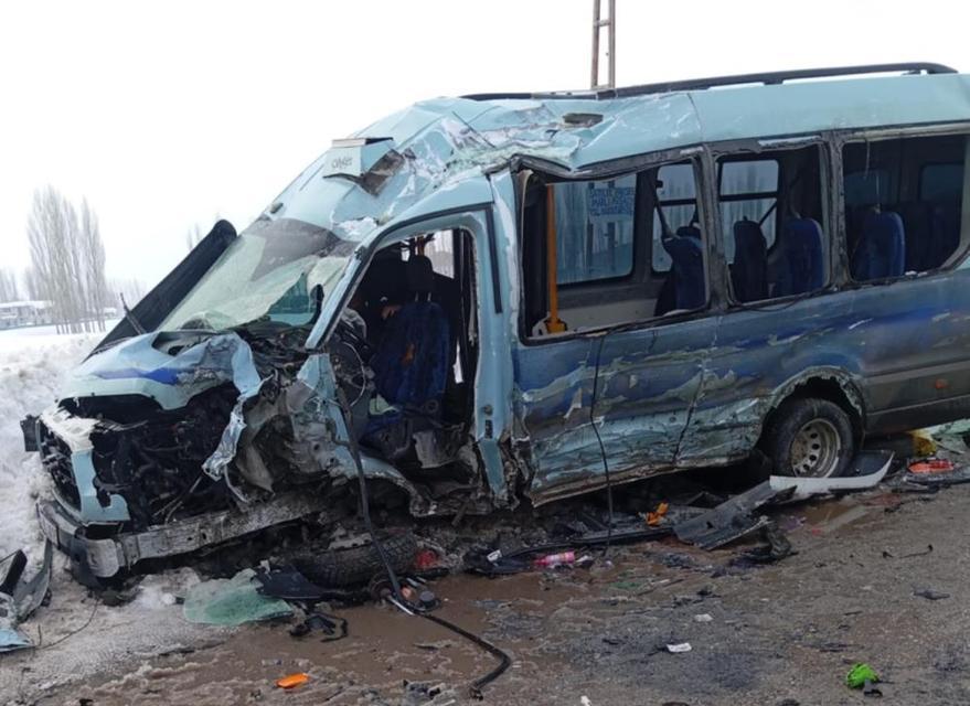 Yolcu minibüsü ile otobüs çarpıştı: Çok sayıda yaralı var