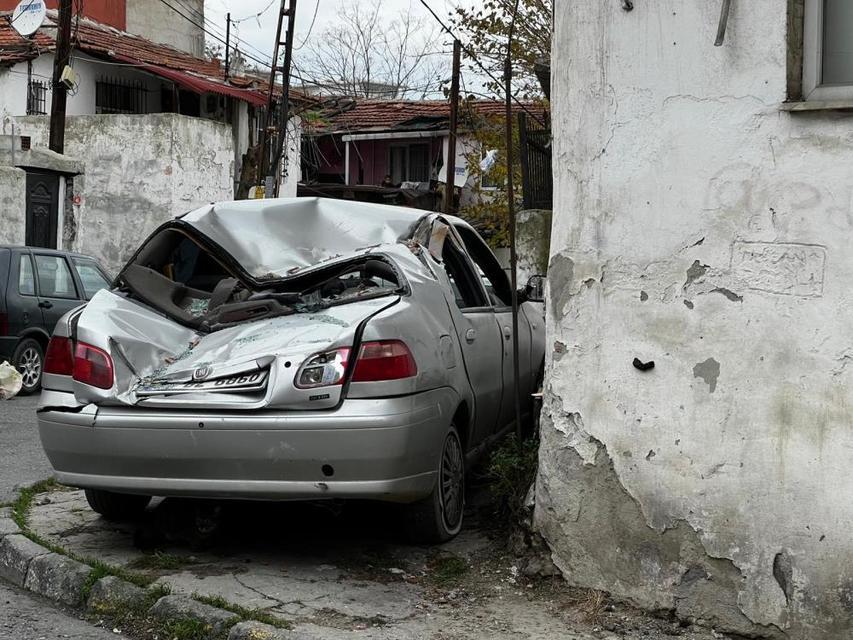 Çatı uçtu, otomobiller zarar gördü