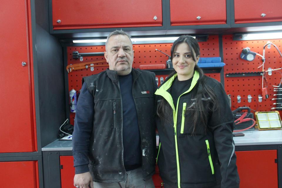 SANAYİNİN 'MERYEM USTA'SI HAYALİNE KAVUŞTU, ARTIK İŞİNİN PATRONU 'ERKEK İŞİ' DİYENLERE 3 DİPLOMA VE KENDİ İŞ YERİYLE YANIT VERDİ