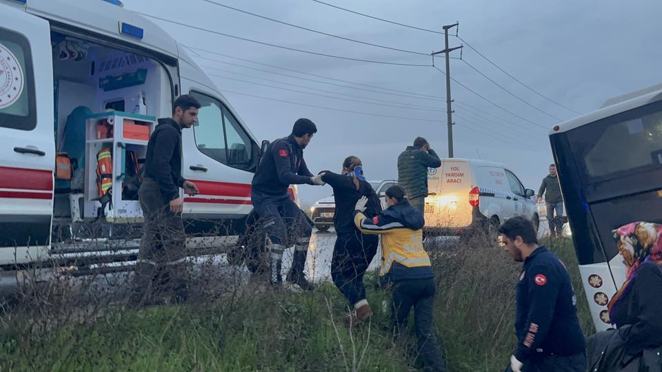 Belediye halk otobüsü tarlaya girdi: 2 yaralı