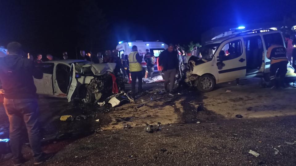 İki araç kafa kafaya çarpıştı: 1 ölü, 3'ü ağır 7 yaralı