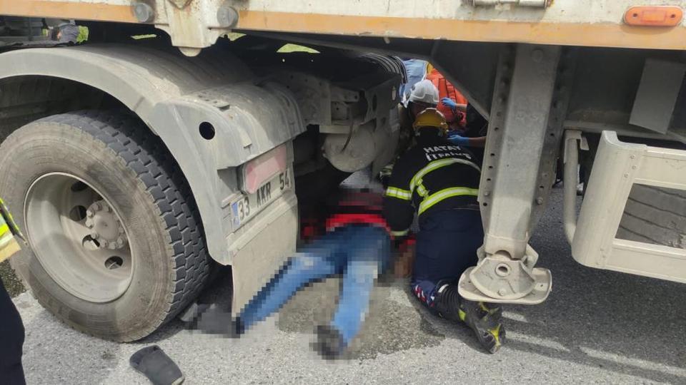 Tır şoförü, kendi tırını tamir ettiği esnada aracın hareket etmesiyle ezilerek can verdi