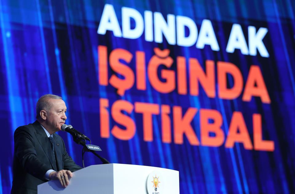 CUMHURBAŞKANI ERDOĞAN, AK PARTİ 8'İNCİ OLAĞAN BÜYÜK KONGRESİ'NDE KONUŞTU CUMHURBAŞKANI ERDOĞAN: "İMTİYAZLARINI KAYBETMEK İSTEMEYENLER ESKİ VESAYETÇİ SÖYLEMLERLE SİYASETE VE HÜKÜMETE AYAR VERMEYE ÇALIŞIYOR" CUMHURBAŞKANI RECEP TAYYİP ERDOĞAN: "ESKİ KÖTÜ ALIŞKANLIKLARINIZDA ISRAR EDERSENİZ, BİZ DE SİZE BUNA GÖRE MUAMELE EDERİZ" "MİLLETİMİZ DE DESTEK VERDİKÇE ÇOK DAHA FAZLASINI YAPACAĞIZ" "ULUSLARARASI YATIRIMLARDA DA TARİHİ BİR ATILIM GERÇEKLEŞTİRDİK" "MERKEZ BANKAMIZIN REZERVLERİ 173 MİLYAR DOLARI AŞARAK CUMHURİYET TARİHİMİZİN EN YÜKSEK SEVİYESİNE ULAŞTI" "EN BÜYÜK KORKUMUZ, KENDİ STATÜKOMUZA TESLİM OLMAKTIR" "REKABETÇİ ÜRETİM YAPISINI TESİS EDECEĞİZ" "HAYAT PAHALILIĞININ BAŞLICA SEBEPLERİNDEN BİRİ OLAN KİRA VE KONUT FİYATLARINI DENGEYE GETİRECEĞİZ" "ERİŞİLEBİLİR VE KALİTELİ SAĞLIK HİZMETLERİNİ DAHA DA GELİŞTİRECEĞİZ"