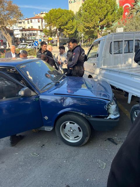 Direksiyon hakimiyetini kaybeden sürücü kamyonete çarptı