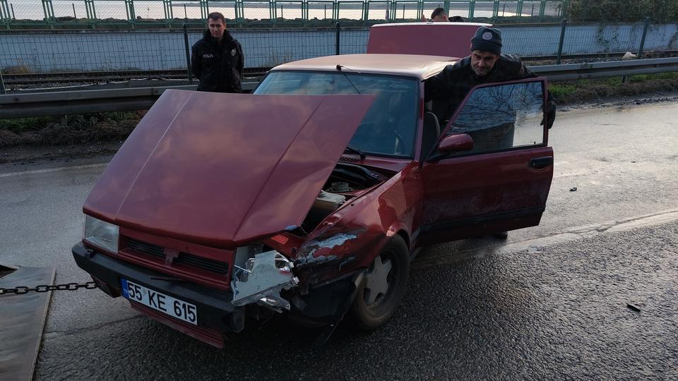 SAMSUN'DA FİAT TOFAŞ BARİYERE ÇARPTI: 1 YARALI