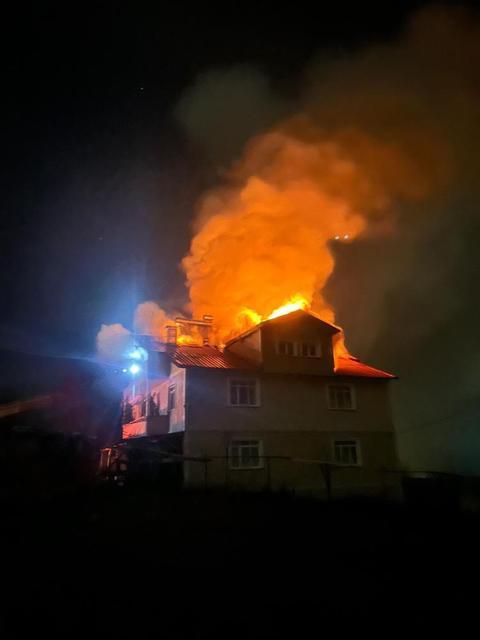 Yangında bir evin çatısı kullanılamaz hale geldi