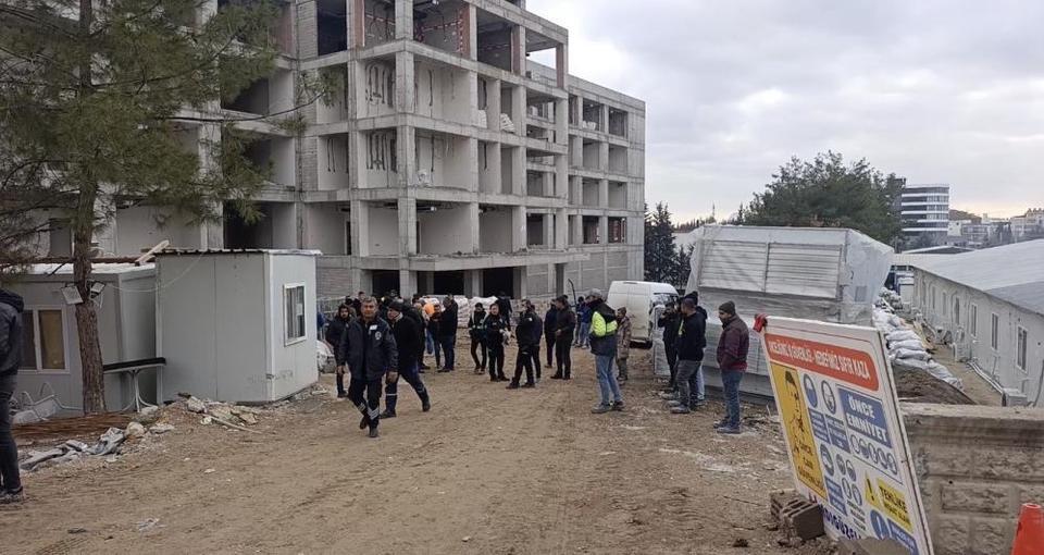 İş makinesi ile duvar arasında sıkışan işçi hayatını kaybetti