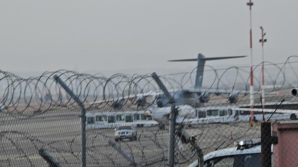 Gürcistan'da şehit düşen 20 askerin naaşlarını taşıyan uçak Türkiye'ye hareket etti