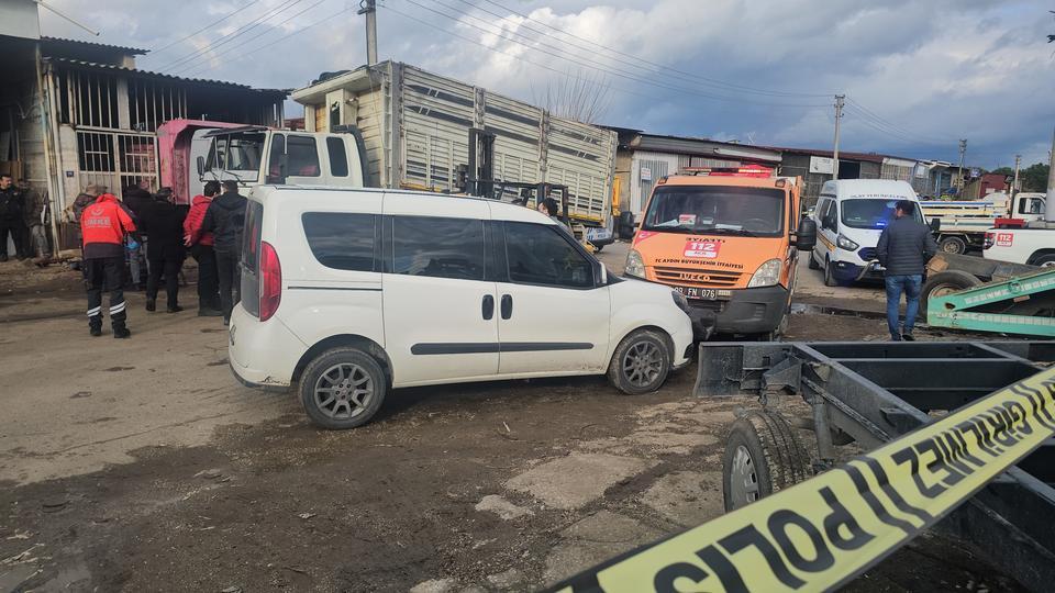 Aydın'da tamir ettikleri kamyonun kasası üzerlerine düştü: 2 ölü, 1 yaralı