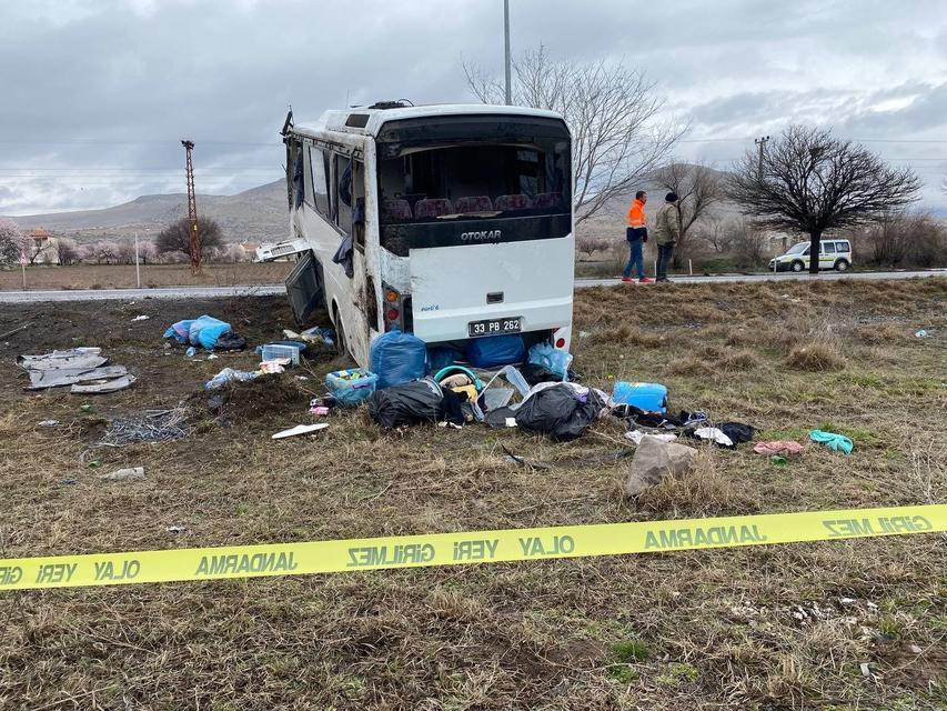 CEZAEVİ NAKİL ARACI DEVRİLDİ: 1'İ AĞIR 11 YARALI