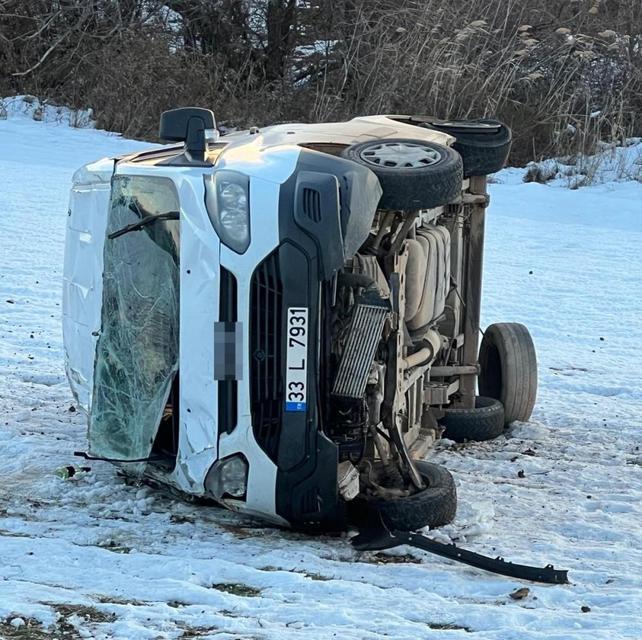 Tekeri patlayan minibüs şarampole devrildi: 4 yaralı