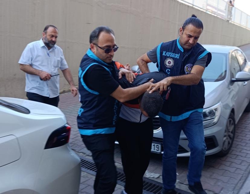 Misafir olarak gittiği evin sahibini bıçaklayarak öldürdü