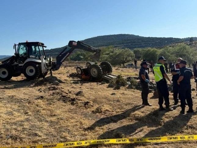 Çiftçi çift traktörün altında kalarak öldü