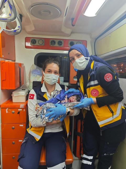 Ambulansta dünyaya geldi