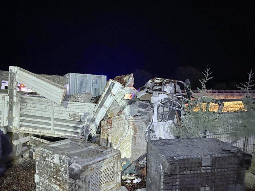 Kamyon önce traktöre sonra duvara çarptı: 1 ölü, 3 yaralı